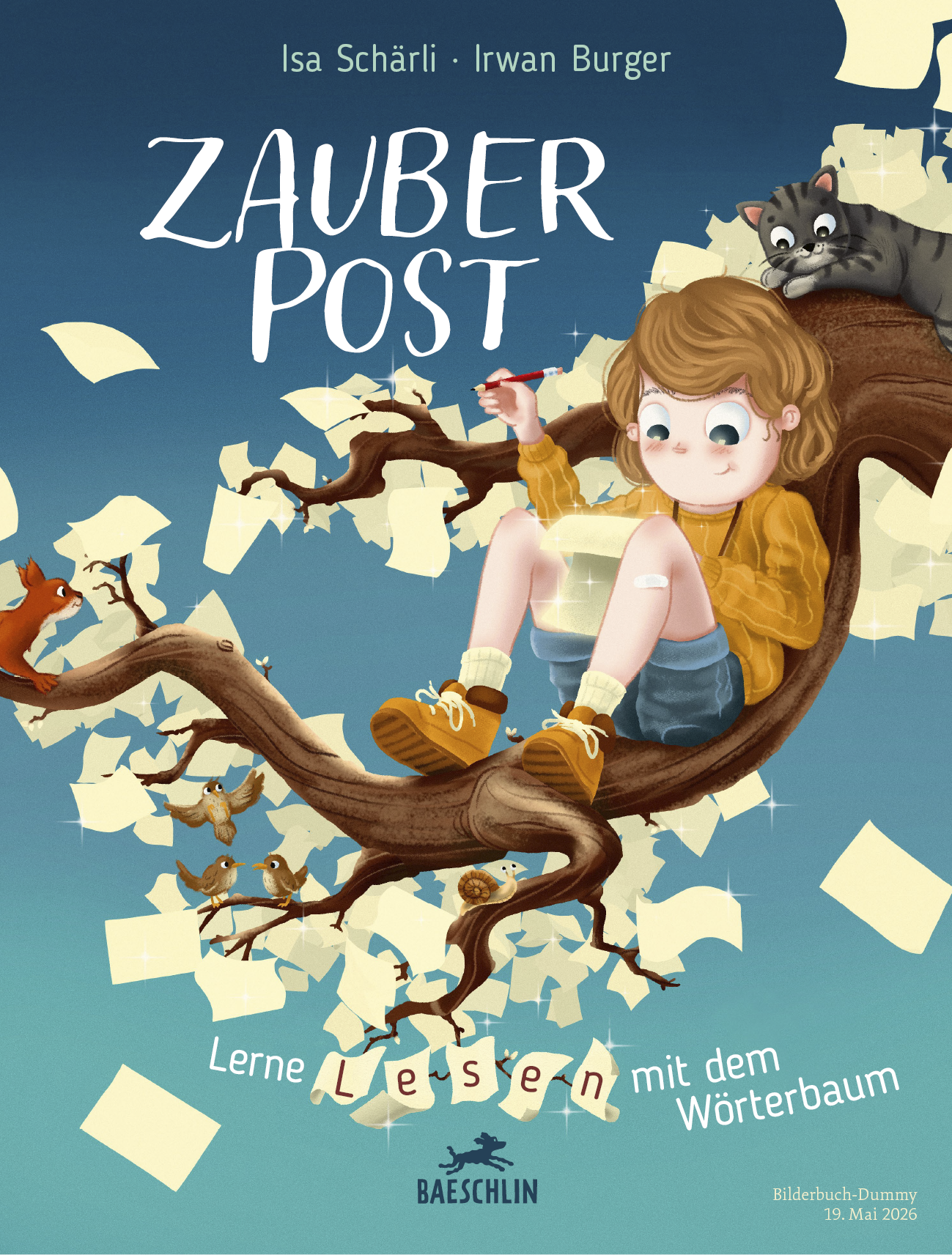 Cover des Kinderbuches «Lenis Zauberpost». Es zeigt Leni, ein ungefähr 9 Jahre Altes Mädchen auf einem Ast, in luftiger Höhe sitzend. Sie scheint zu schreiben, da sie ein Papier in der einen und einen Bleistift in der anderen Hand hält. Es handelt sich um einen Zauberbaum, dessen Blätter Papierblätter sind.